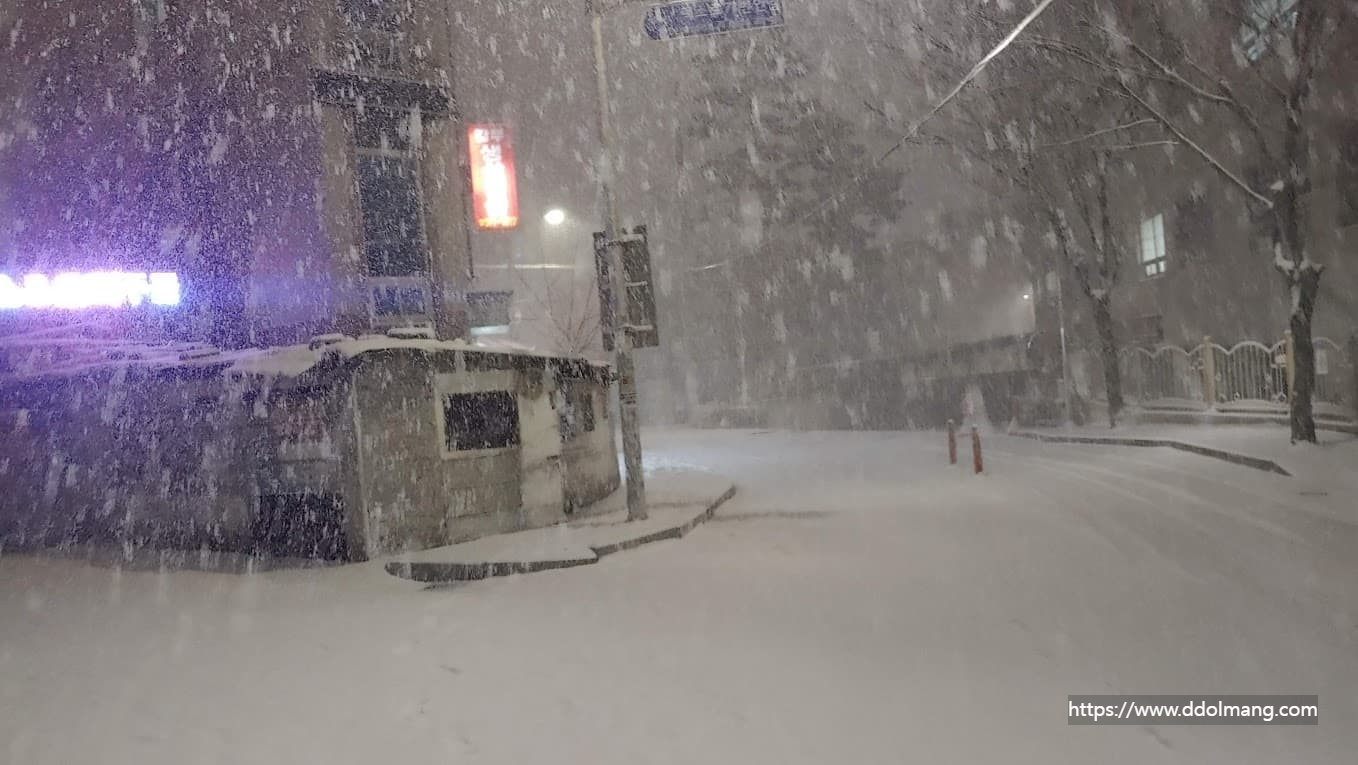 눈이 많이 내리서 쌓인 도시의 거리