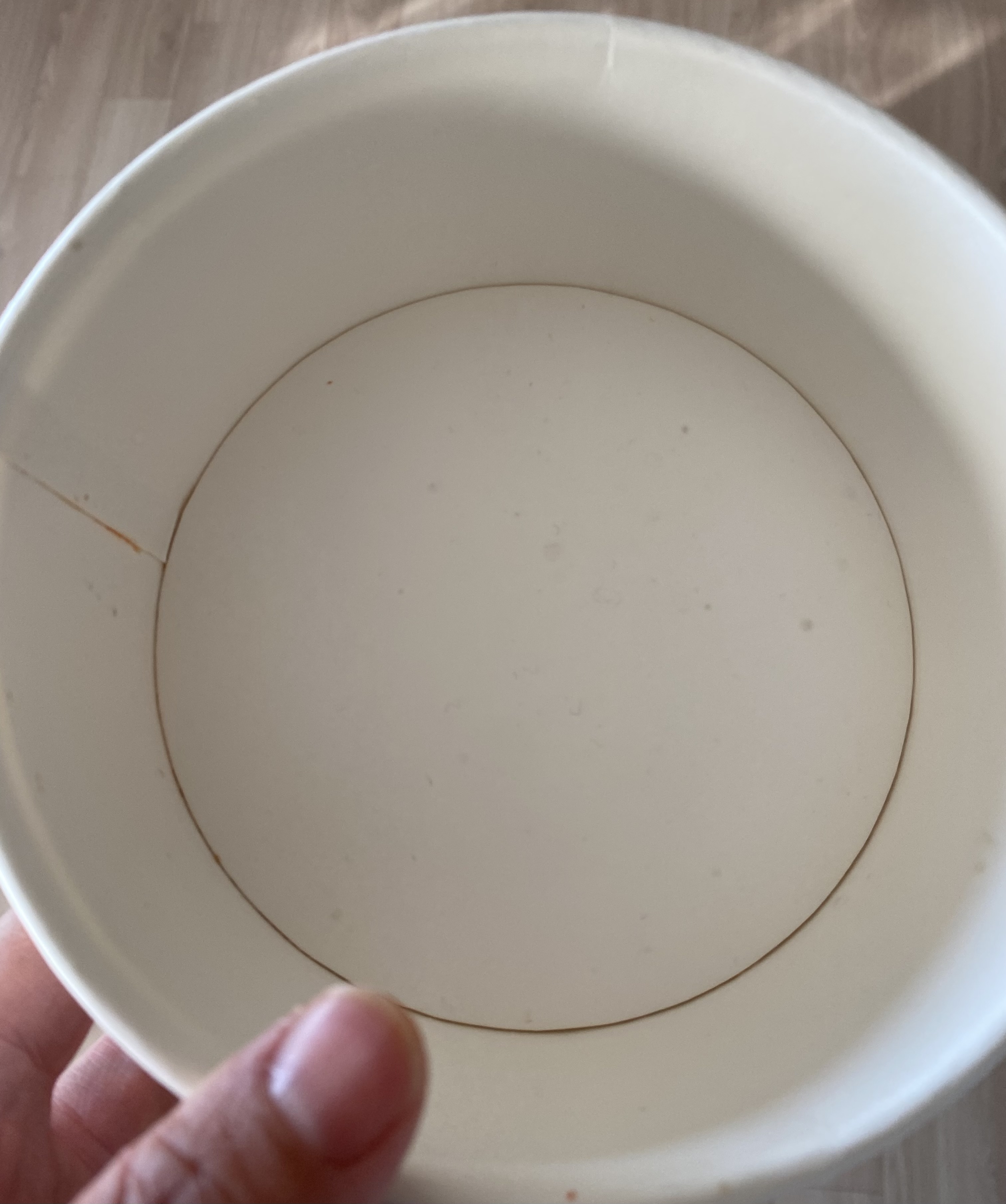 햇빛에 방치한뒤 하얗게 변한 용기