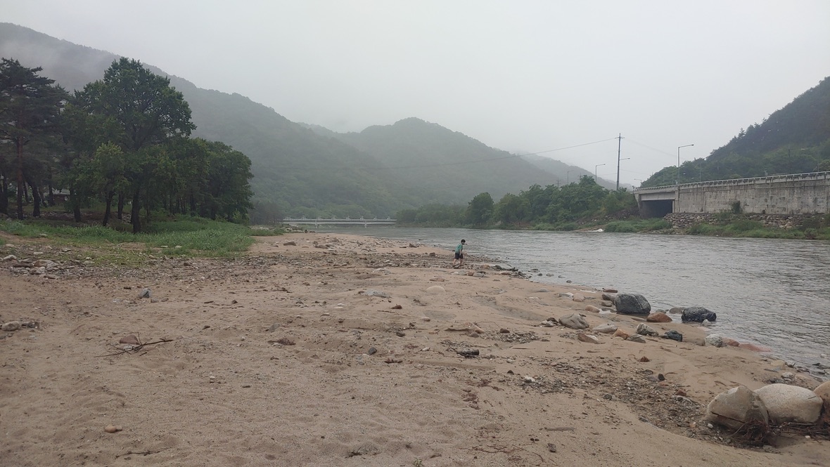 냇가 옆 모래사장