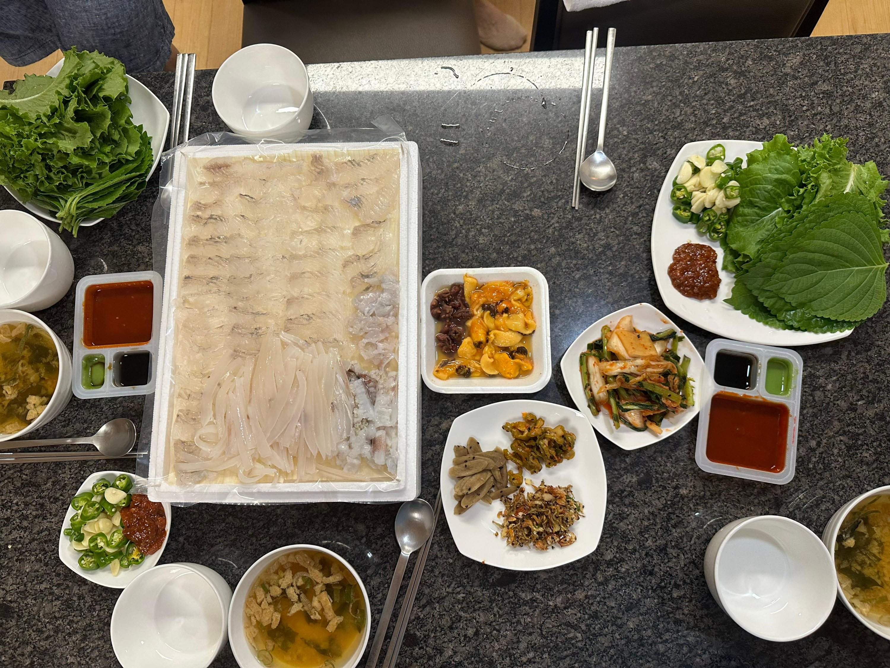 충남 보령, 대천, 무창포 여행 후기3(국내 가족 여행지 추천, 무창포 비체팰리스, 또다시 갯벌체험, 대천 맛집 부페, 점심 밥집 뷔페, 진짜 예쁜 카페 아르나, 분위기 좋은 카페 아르나, 한밤중 닭벼슬섬 산책, 대천항 수산시장 재방문, 찰광어회, 오징어회, 우성수산, 수연호수산, 무창포 비체펠리스, 오션뷰, 밥 해먹을 수 있는 숙소, 무창포 펜션)