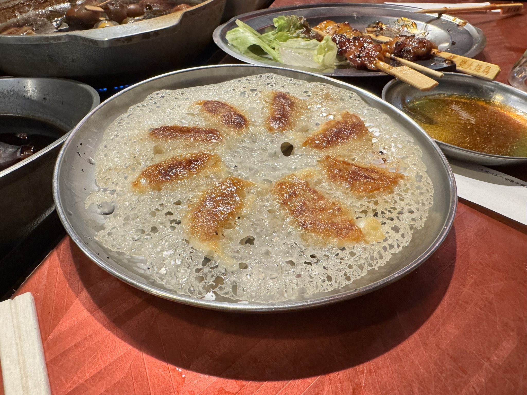 야타이에서 즐기는 바삭한 날개가 돋보이는 일본식 눈꽃 군만두(교자)