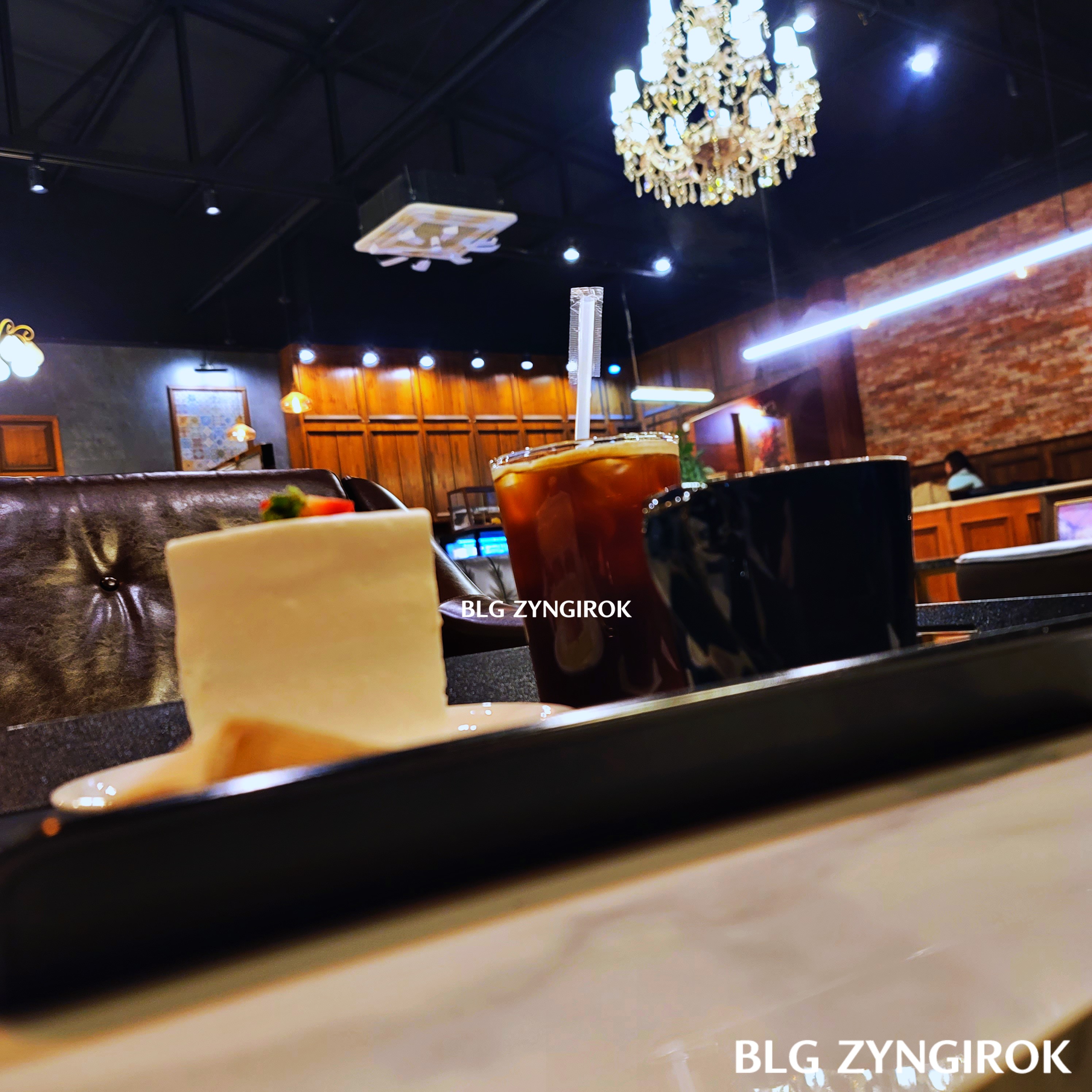 주문한 커피와 케이크 모습이다.