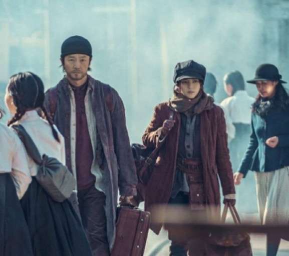 경성크리처 드라마의 주요 인물인 채옥과 중원의 투 샷으로, 어떤 느낌의 부녀인지 짐작할 수 있는 사진입니다.