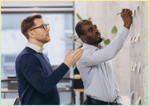 개발자 외에 비즈니스 소통을 아날로그로 보여주는 사진. 시나리오를 공유하는 모습으로 보여질 수 있음.