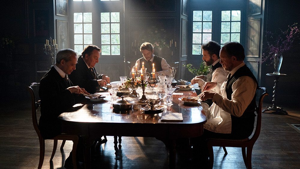 친구들과 함께 식사하는 도댕