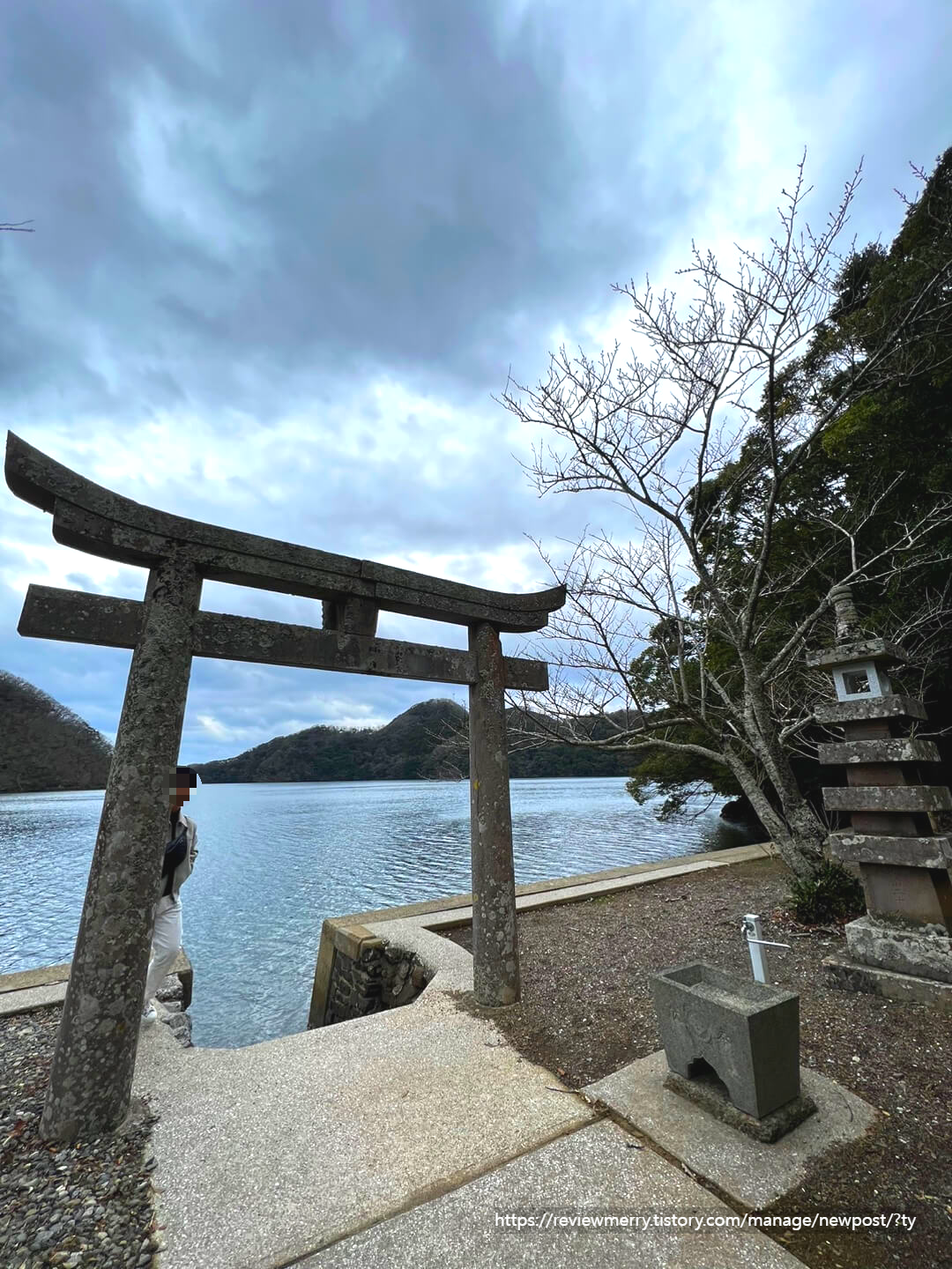강물 앞 도리이