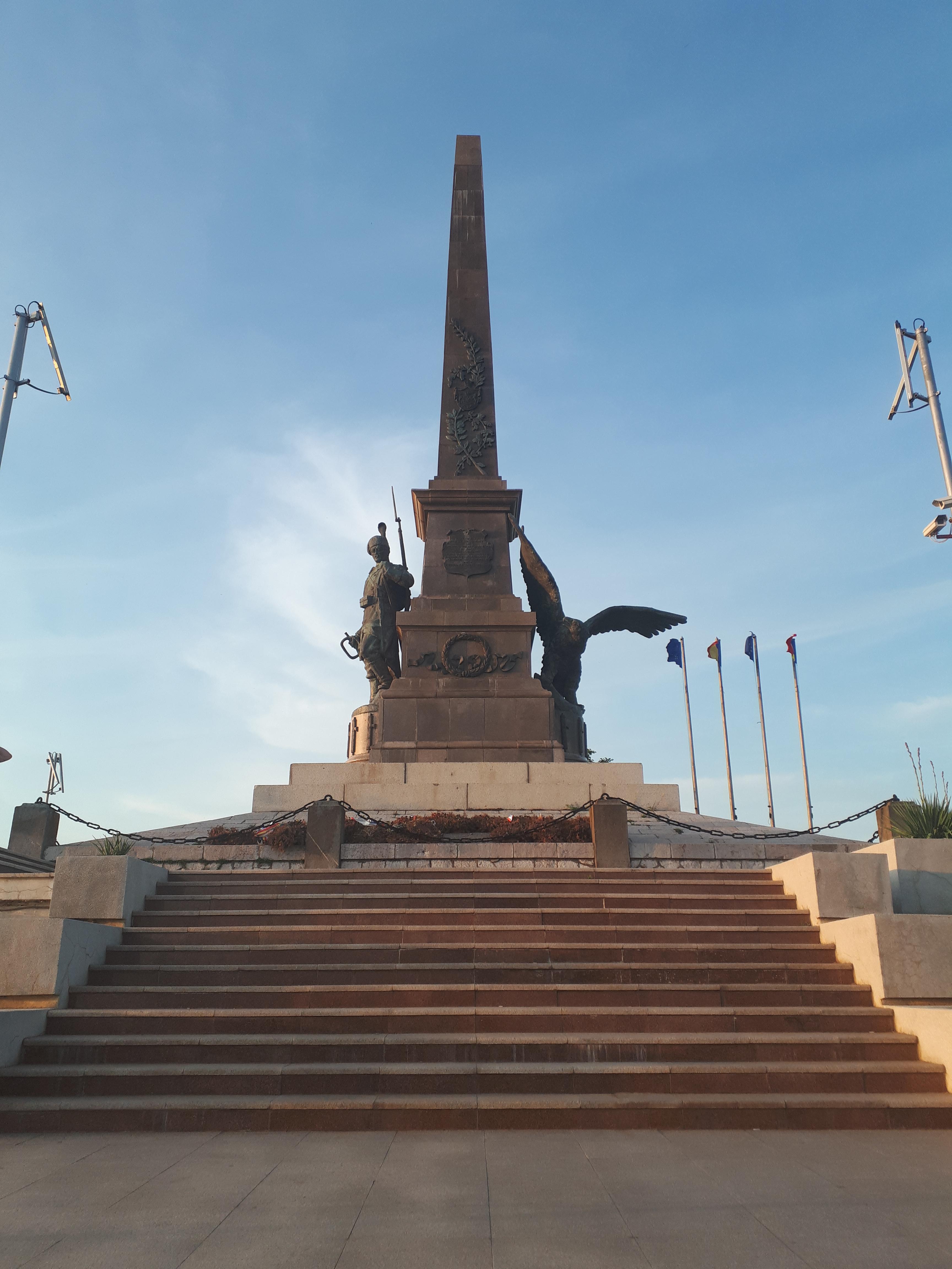 루마니아 툴체아 전몰용사 기념비와 깃발