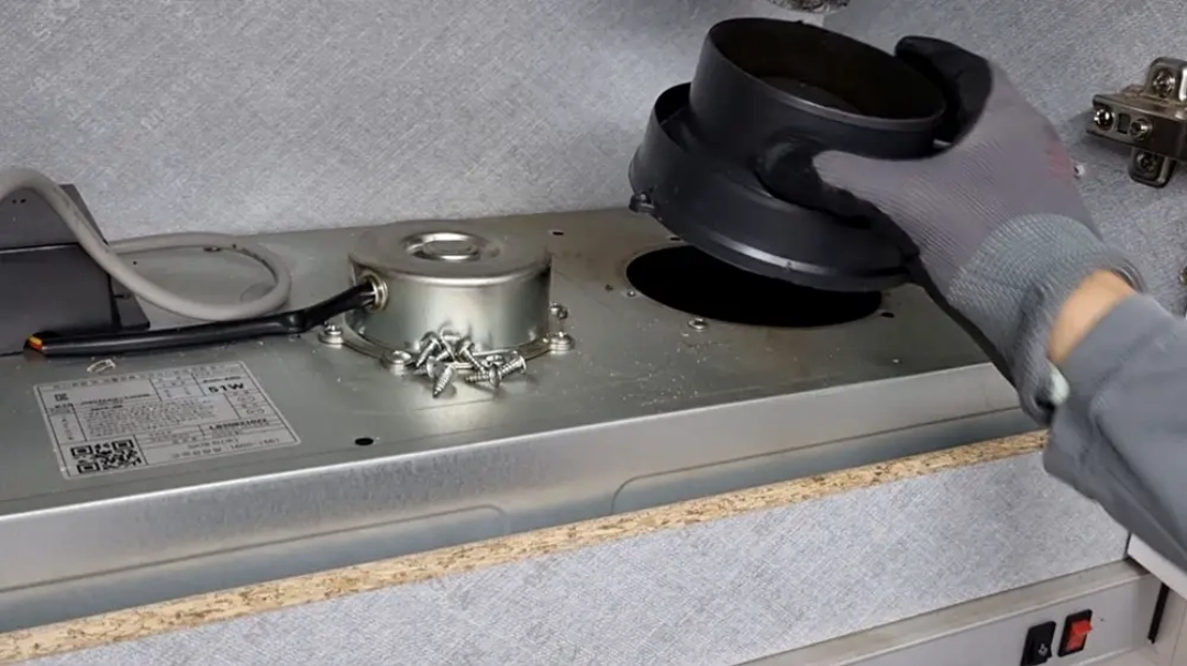 후드 댐퍼 떼는 모습