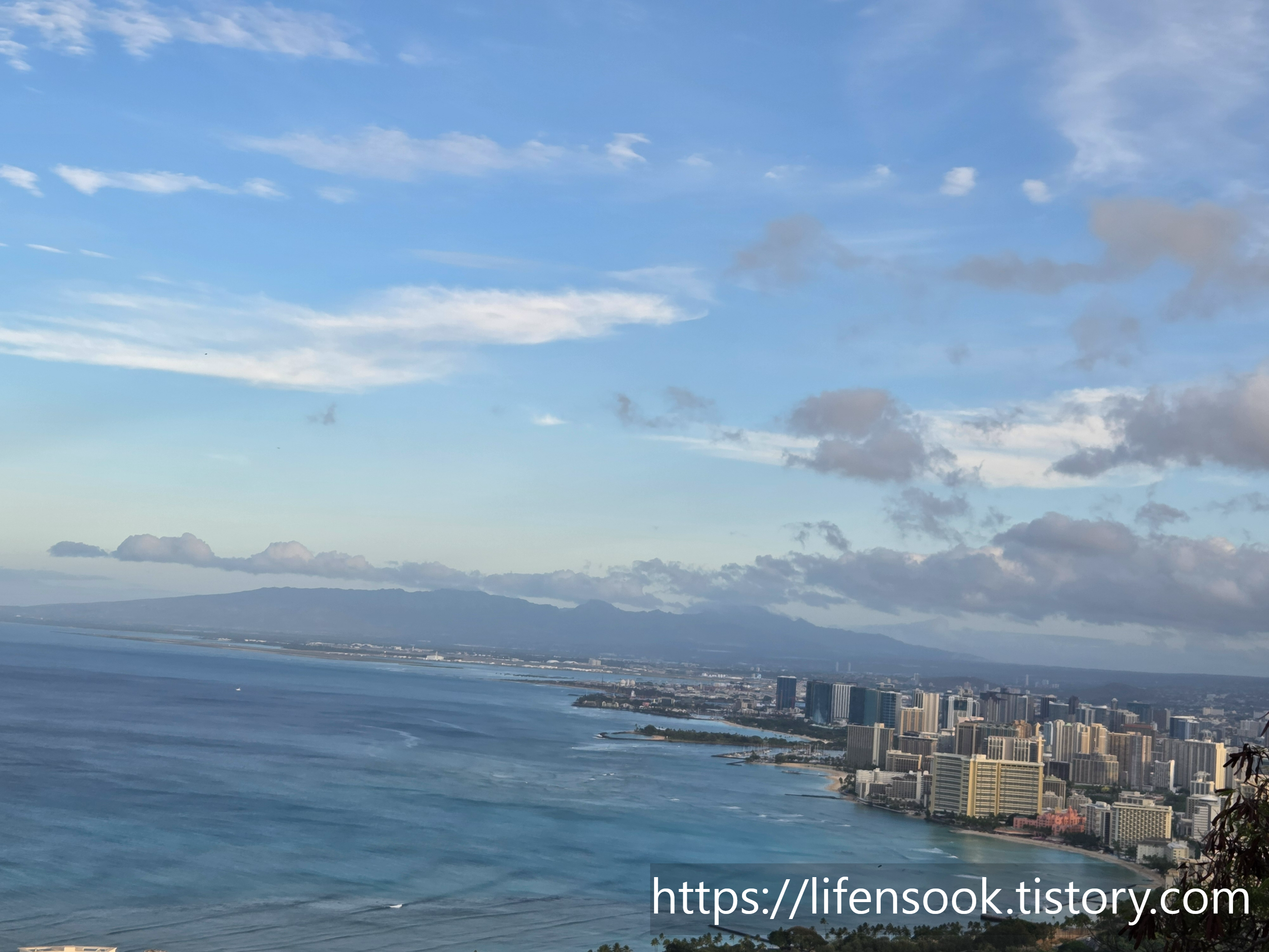 다이아몬드 헤드 정상에서 본 와이키키 시내와 태평양