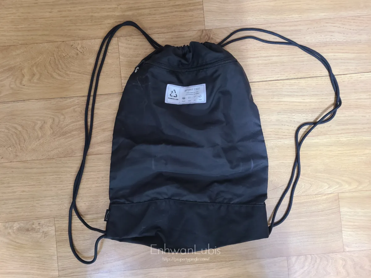 검은색-얇은-어깨끈-달린-복조리스타일-가방