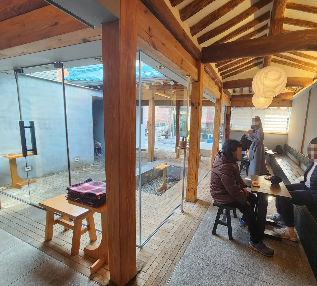 종로-서촌-분위기-좋은-카페-타이드워터-매장-실내-멋진-한옥-지붕