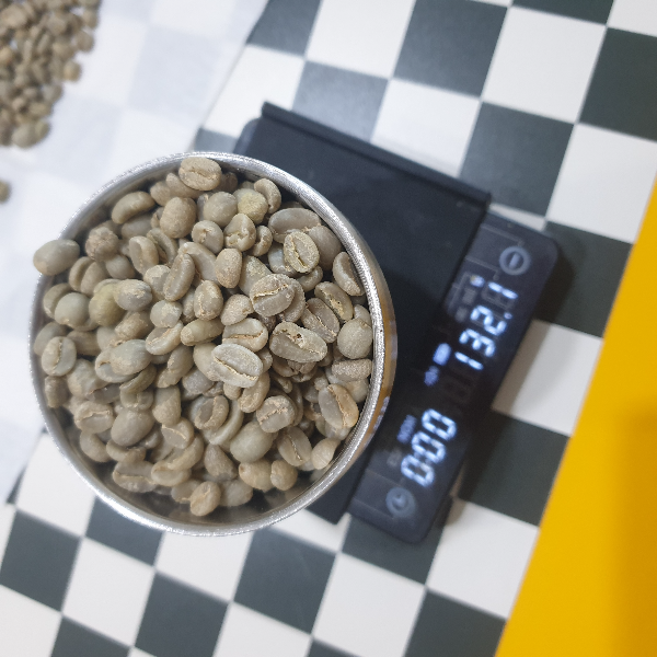 로스팅의 첫 걸음은 생두(Green Bean)다_저울위에 올라가 있는 컵. 그리고 그 컵에 담긴 생두