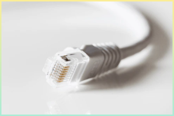 흰색 RJ45 이더넷 케이블의 클로스업 매크로 샷을 사용할 수 있는 복사 공간이 있는 흰색 테이블에 보관.