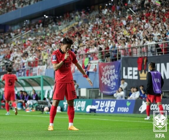 선제골을 터뜨린 황의조의 세레모니 사진