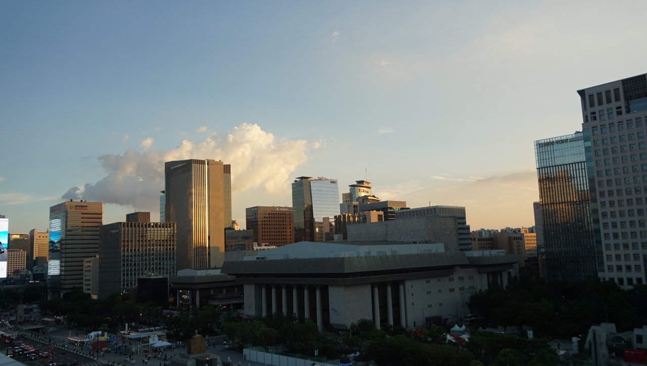 광화문의 높은 건물들 사이로 노을이 지고 있다