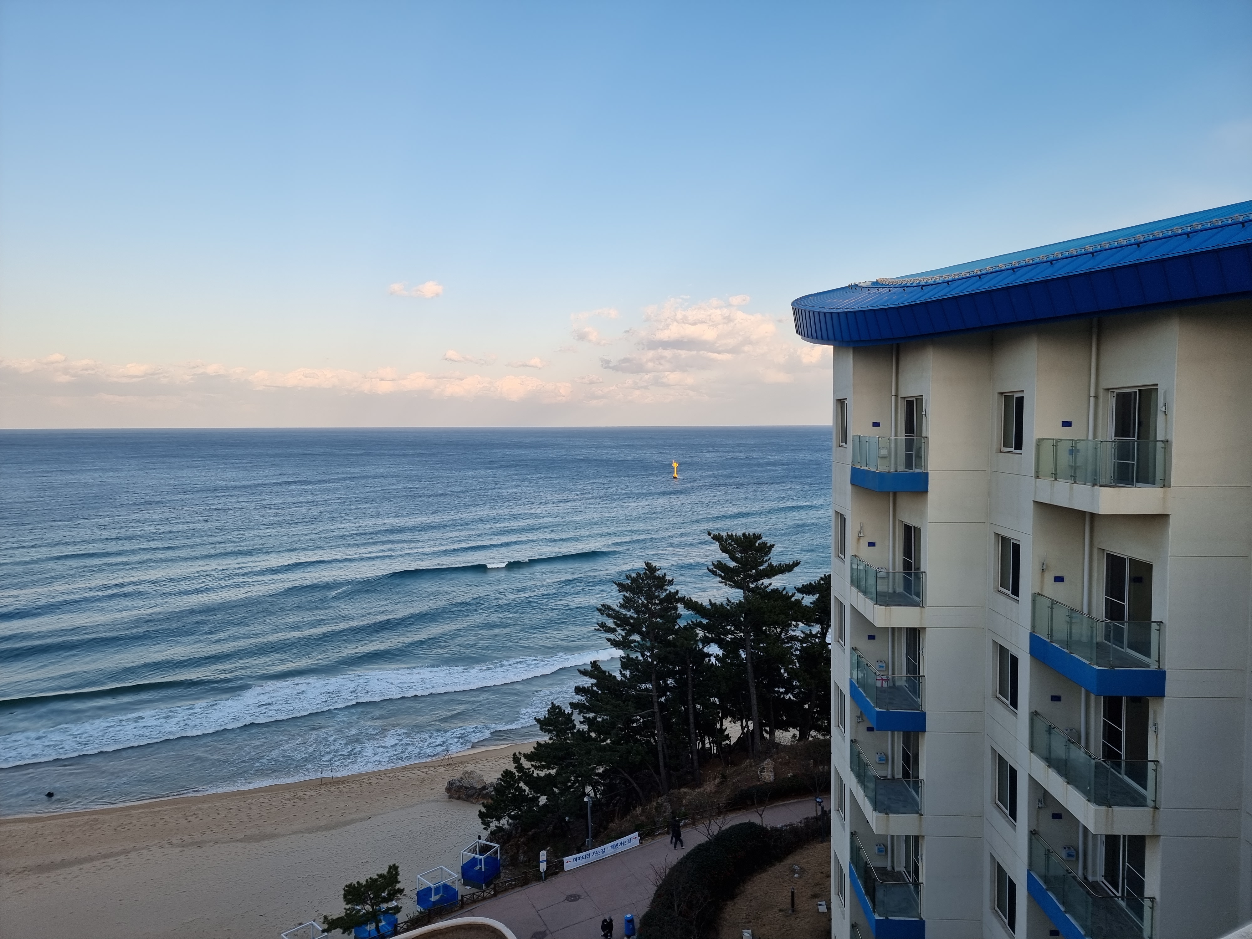 삼척 쏠비치 리조트 광장에서 해변 모습