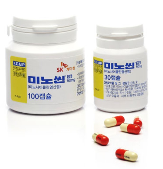 미노씬캡슐50mg의-100캡슐짜리-통과-30캡슐짜리-통-그리고-낱개로-된-캡슐-5개가-있는-사진입니다.