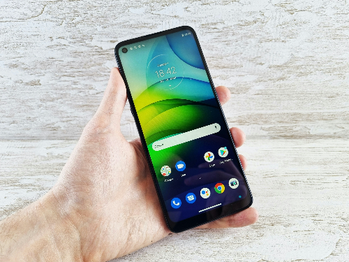 사람 손에 올려져 있는 스마트폰. 출처 : Unsplash