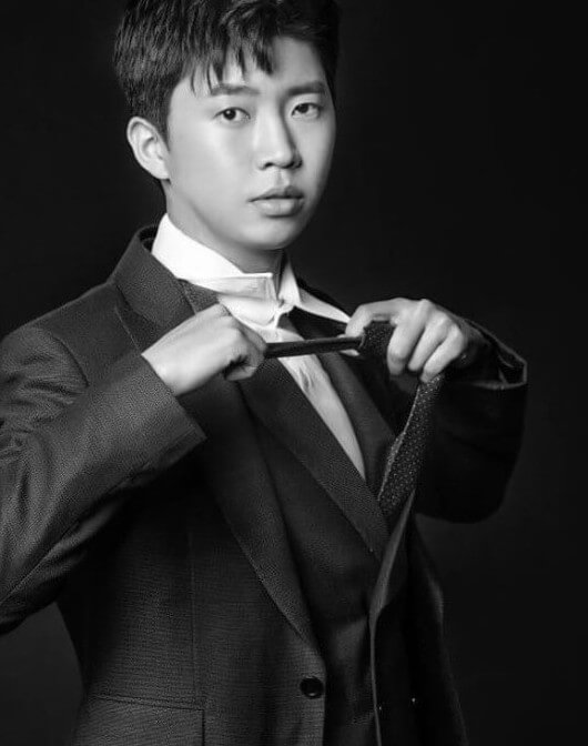 턱시도를-입고-있는-임영웅이-넥타이를-풀며-정면을-바라보는-흑백-사진