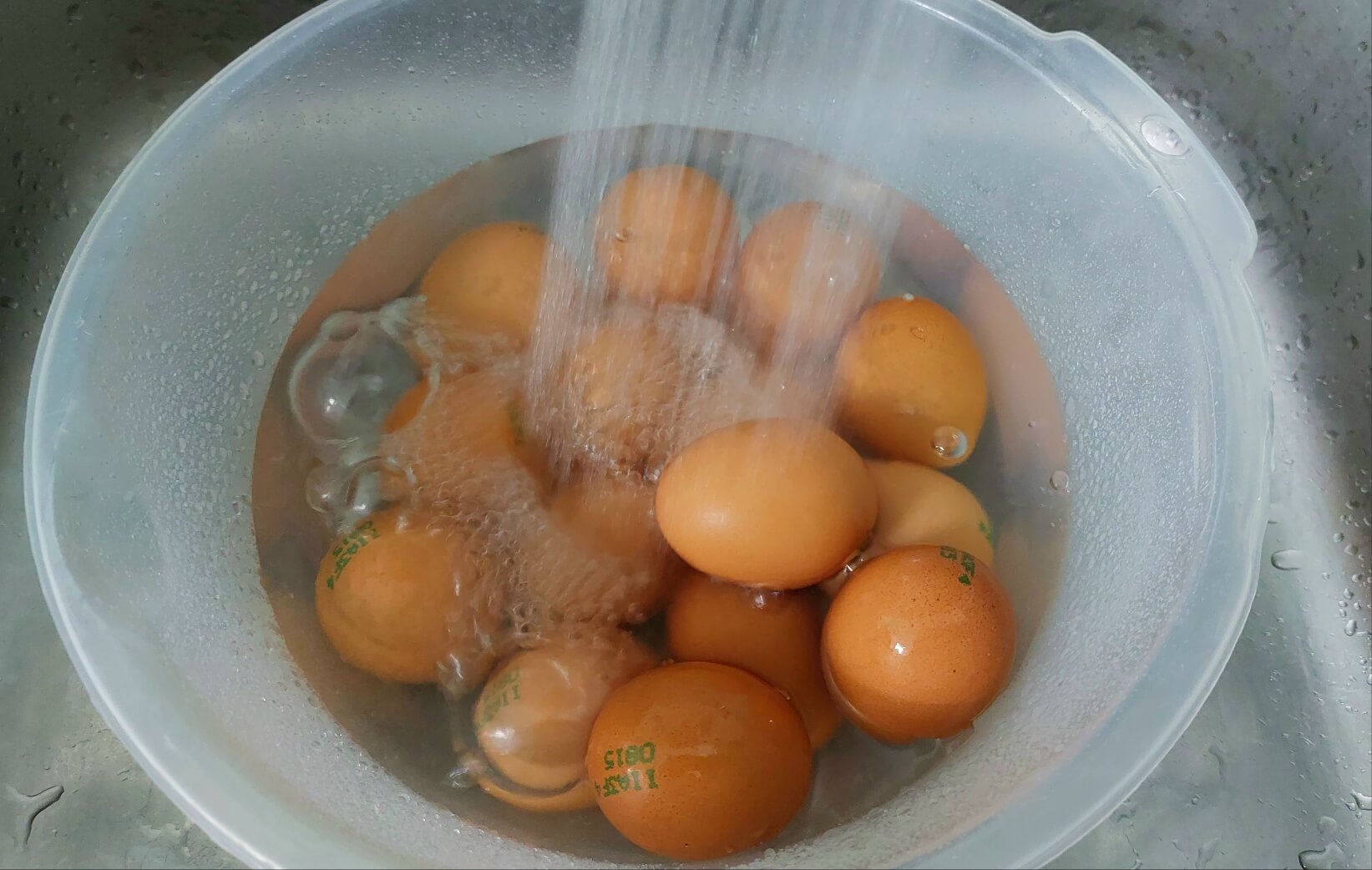 계란 세척하는 사진