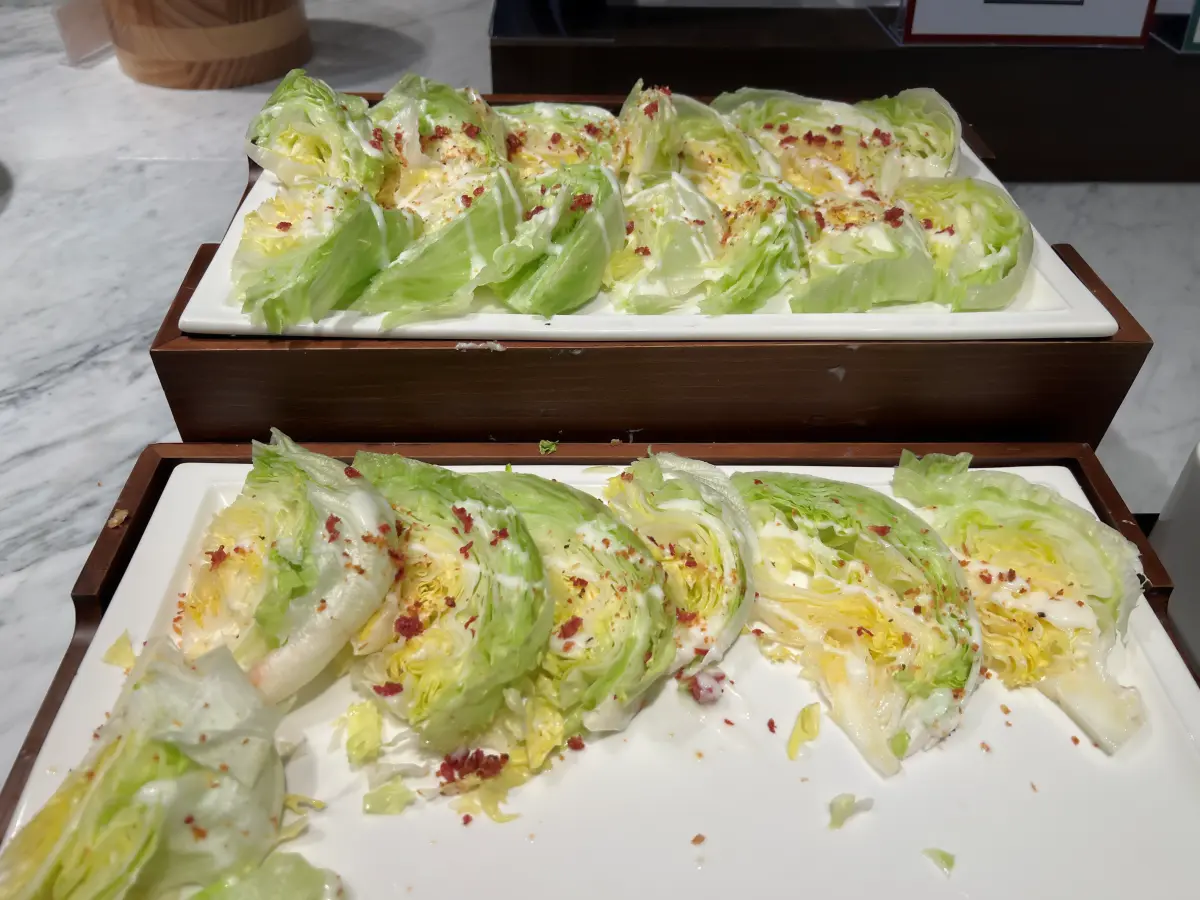 빕스-샐러드바에-있는-푸짐한-양상추