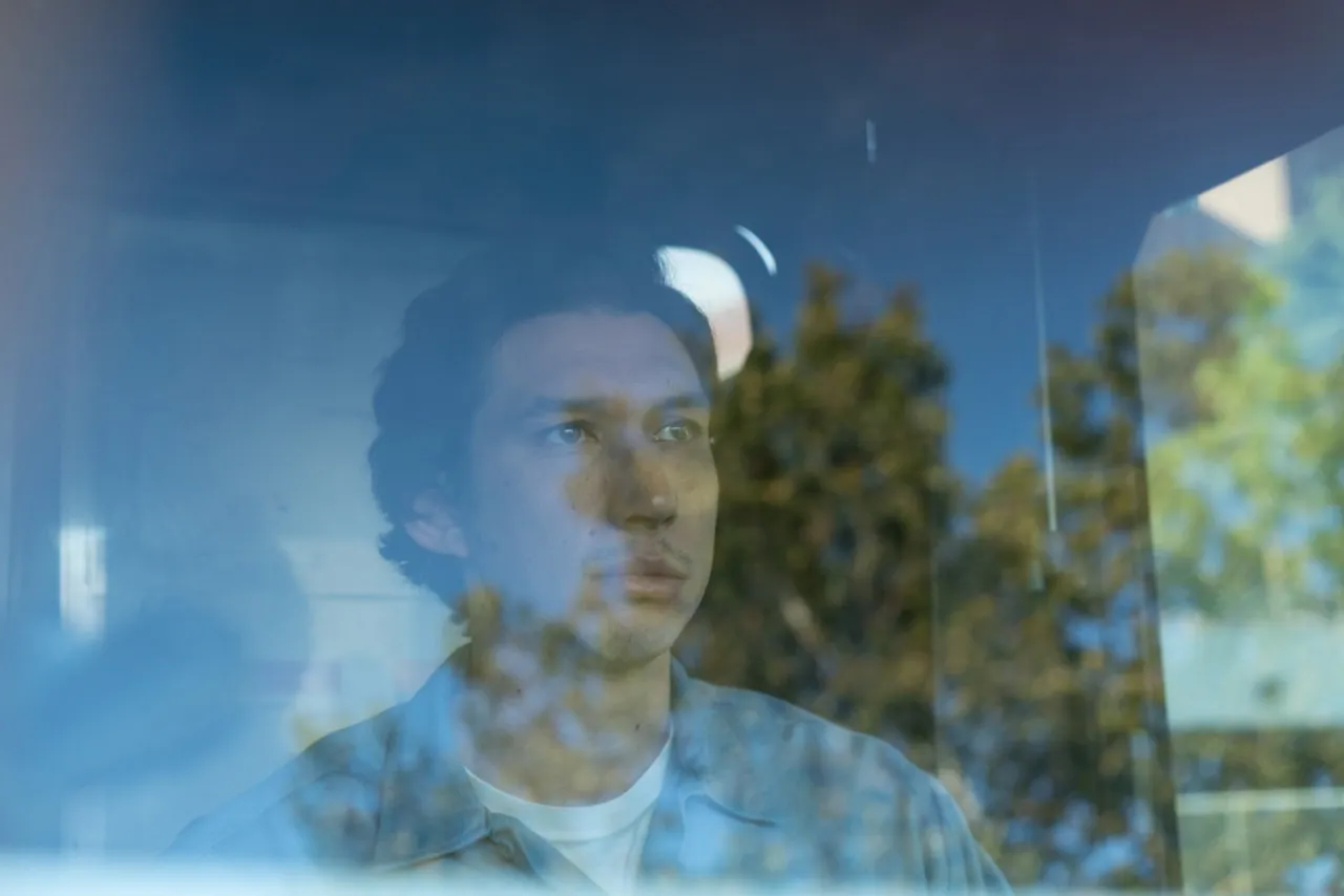 영화 패터슨 주인공이 버스 운전석에서 창밖을 바라보는 장면
