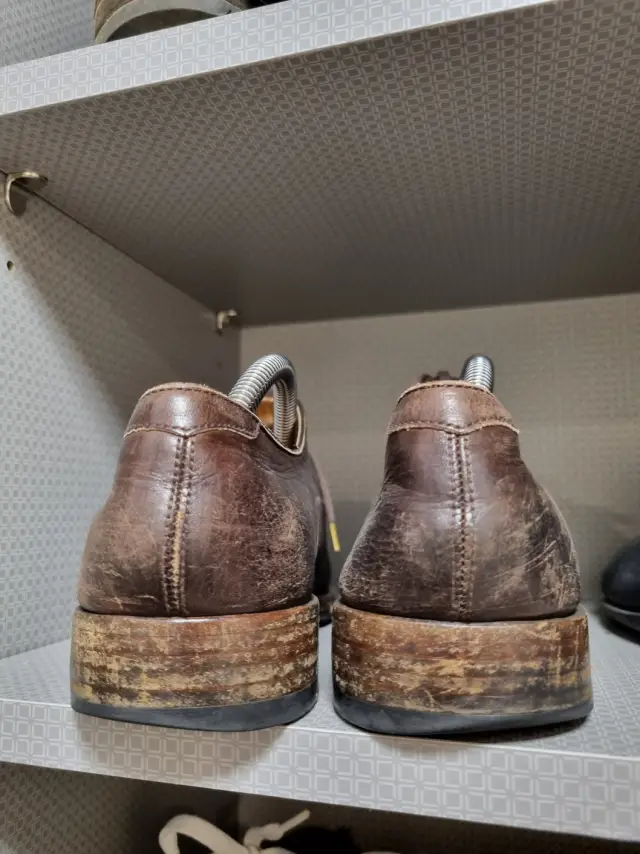 신발장 속 필자의 구두. 뒤축이 꽤 닳았는데, 혹시 저도? ㅠ