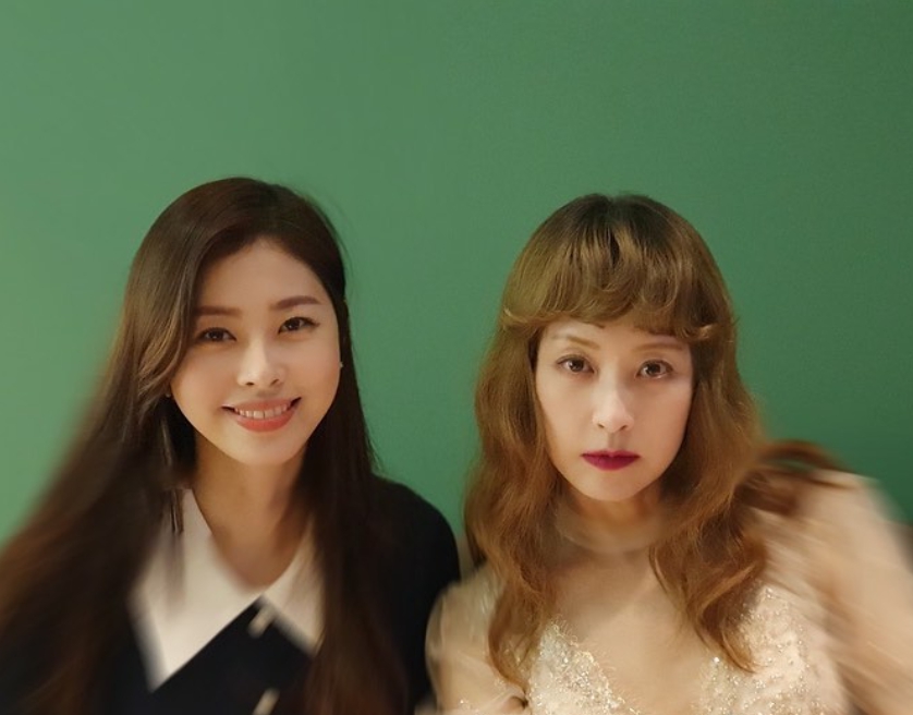 긴머리-두여성의모습