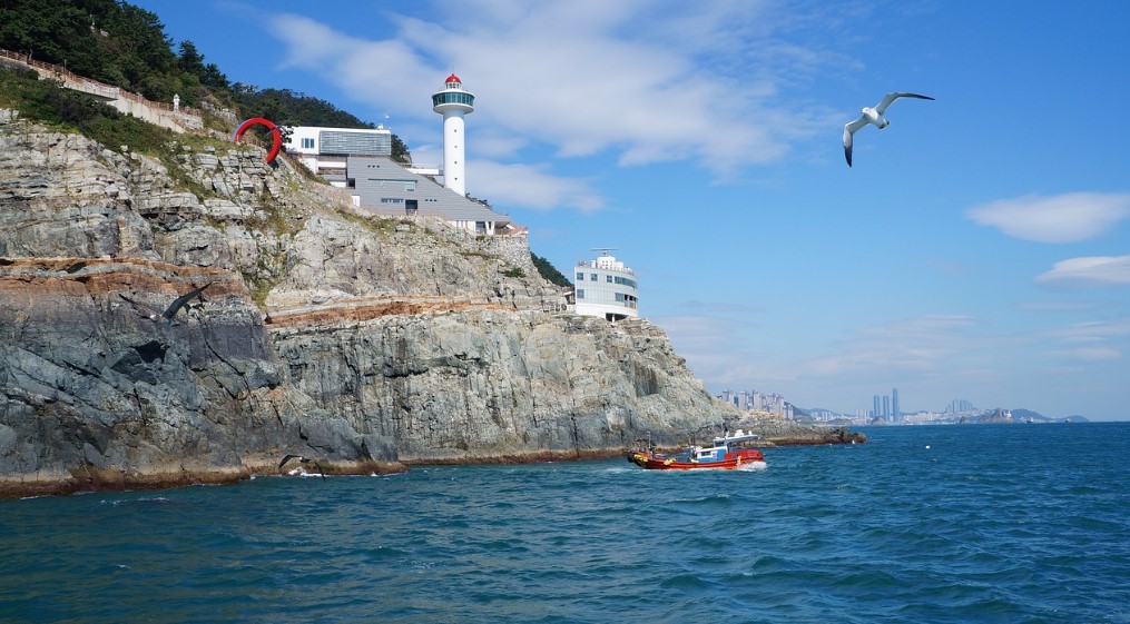 부산 바다의 등대와 갈매기 사진