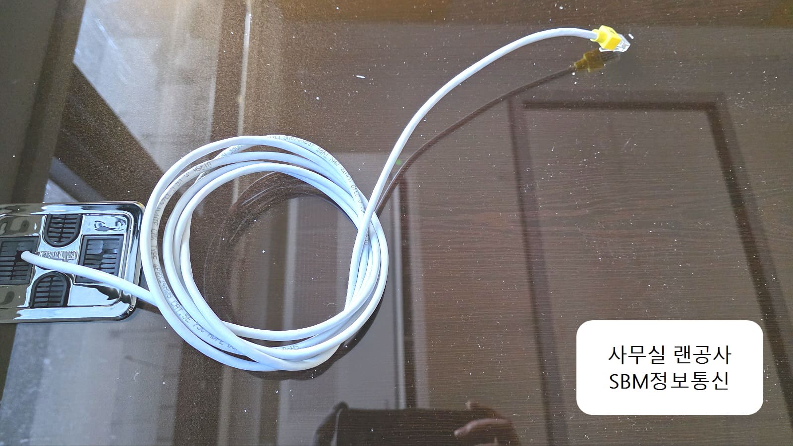 ▲ 책상 위치 변화에 유연하게 대처할 수 있도록 여유 길이를 확보해 드렸습니다.