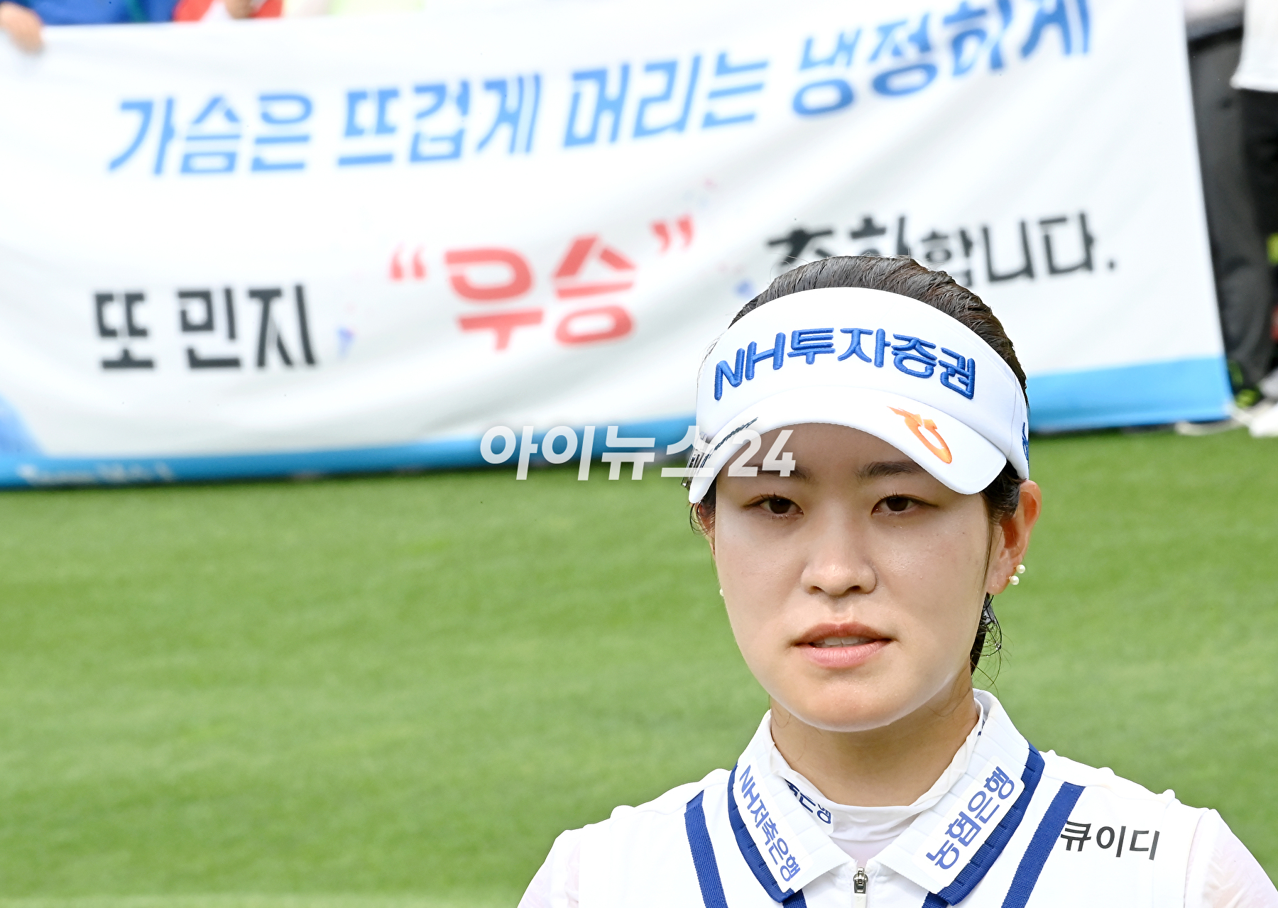 박민지(25&middot;NH투자증권)가 한국여자프로골프(KLPGA) BC카드&middot;한경 레이디스컵(총상금 8억원)에서 짜릿한 역전 우승으로 타이틀 방어에 성공했다. 대회 최종 3라운드에서 버디 6개와 보기 한 개를 묶어 5언더파 67타를 기록했다.박민지가 경기를 마무리하고 있다. [사진=곽영래 기자]