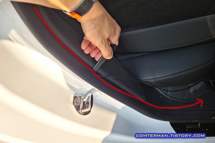 테슬라 모델3 하이랜드 후방 블랙박스 배선 몰딩 처리