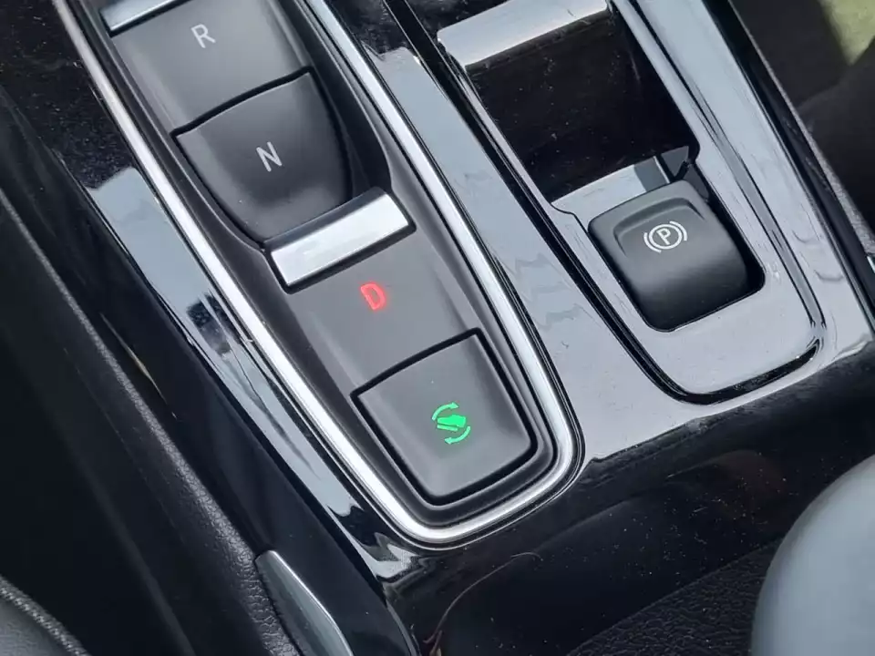 볼트 EUV의 원페달 주행 버튼을 담았습니다.