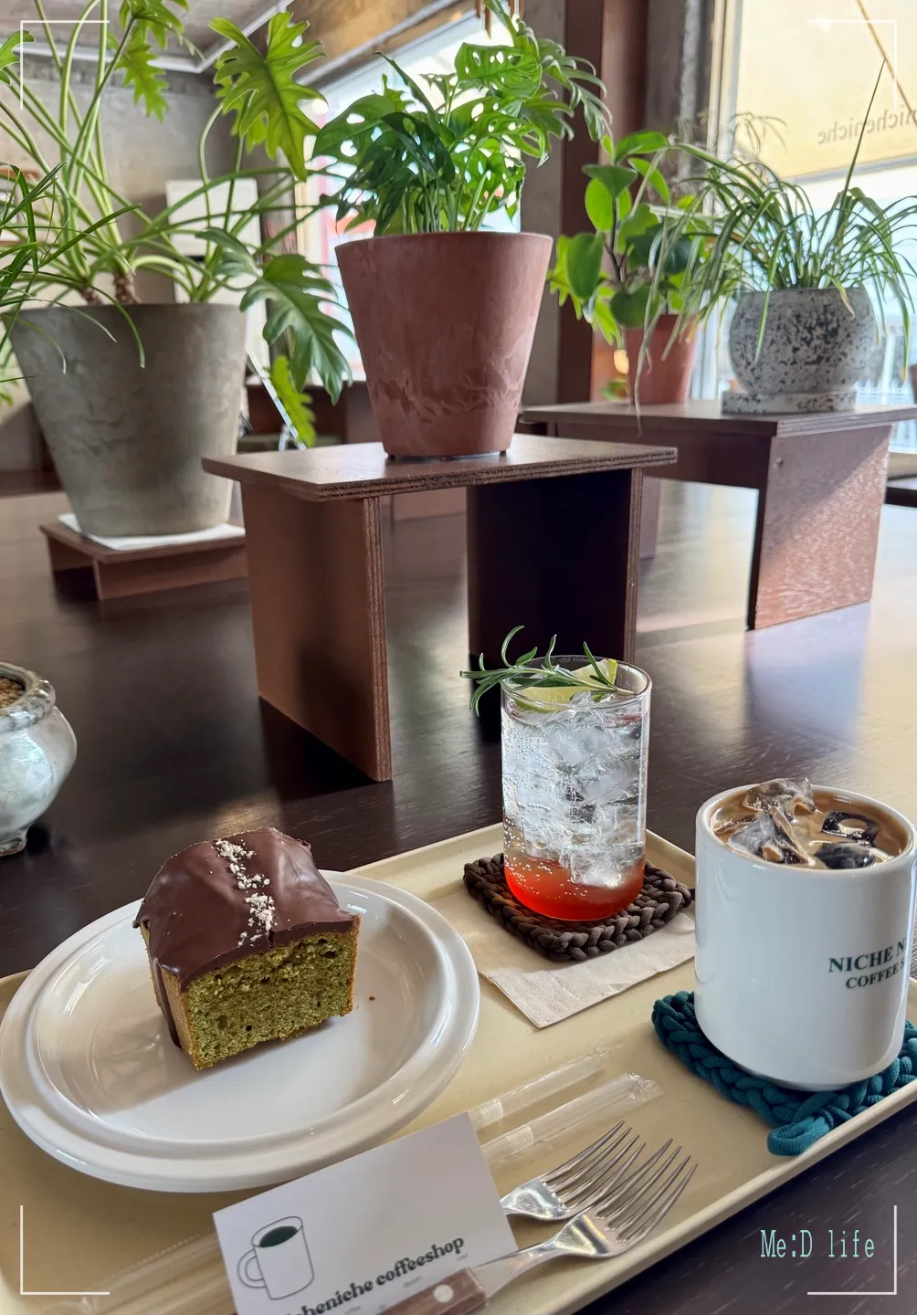 김해-봉리단길-카페-니치니치커피샵-내부-우드인테리어-나무-식물-초록-말차파운드-매실에이드-아이스아메리카노