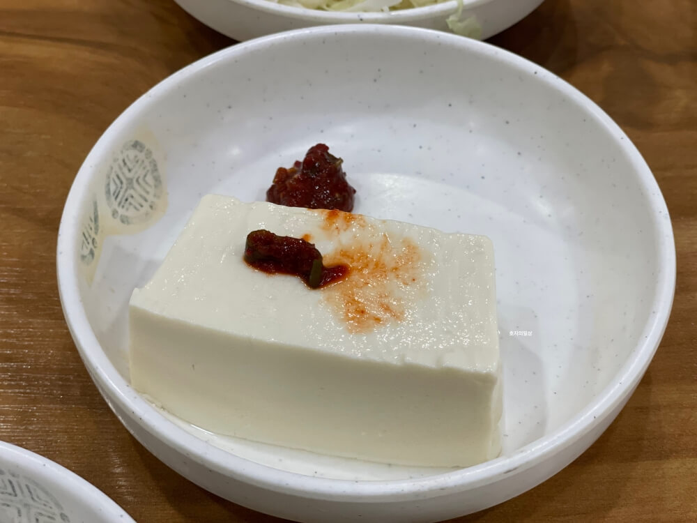 수원 제철 해산물 맛집 천포 - 기본찬 양념 연두부