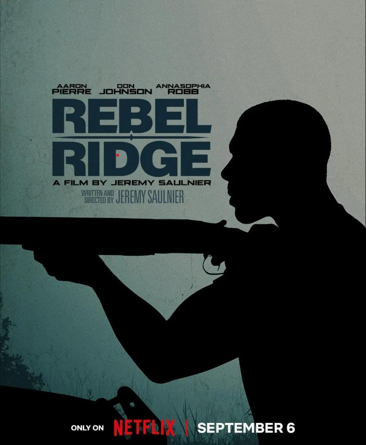 Rebel Ridge 공식 포스터, 주인공이 총을 들고 있는 실루엣 이미지와 영화 로고