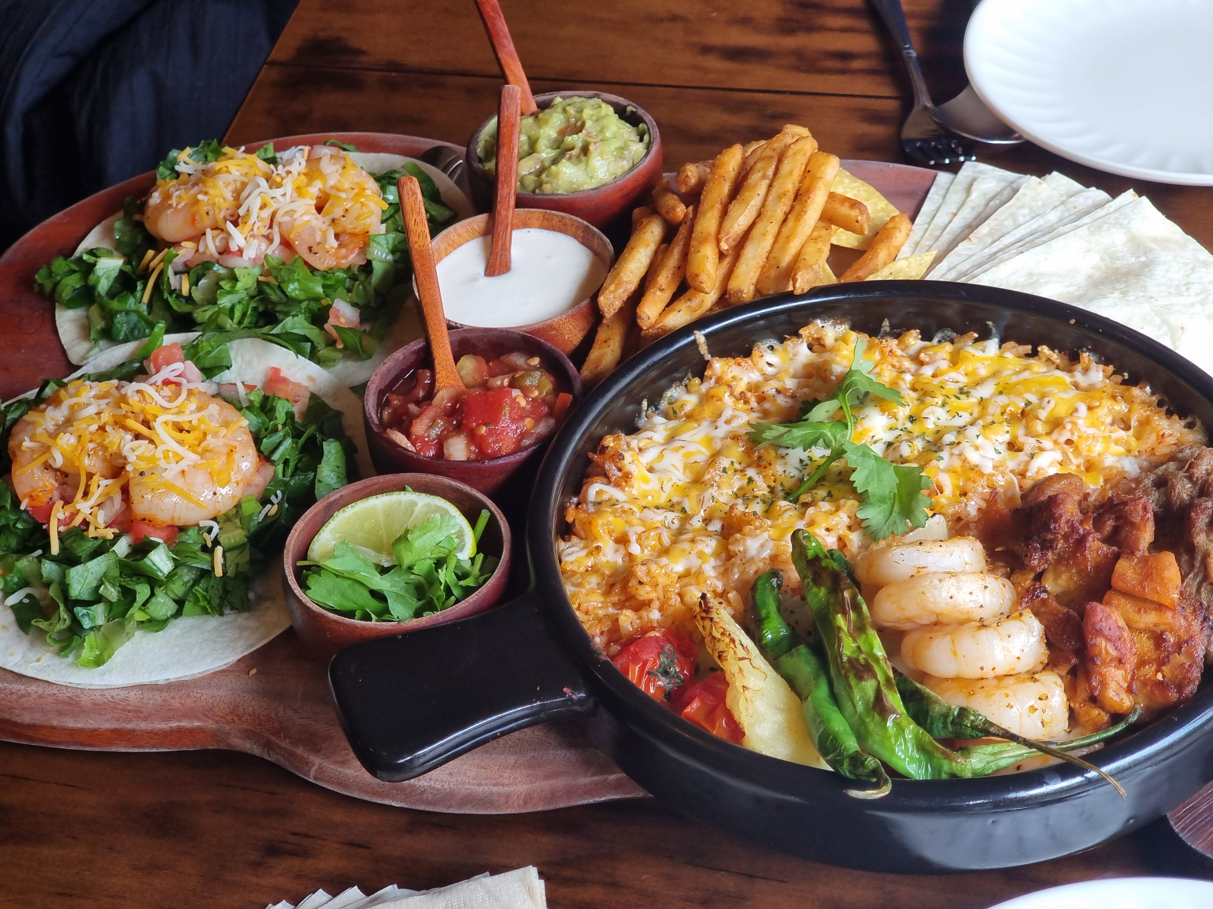 파히타&타코 세트의 풍성한 구성.