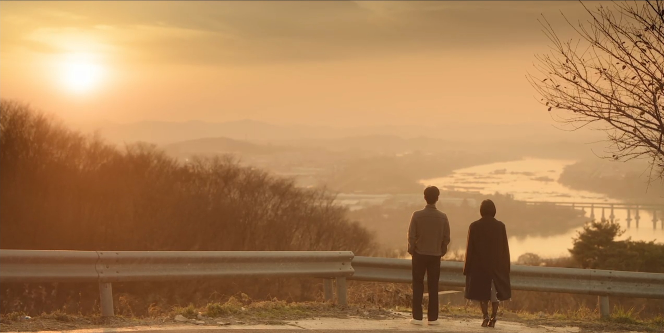 눈물의 여왕 장면, 두 주인공이 건지마을 일몰을 바라본다