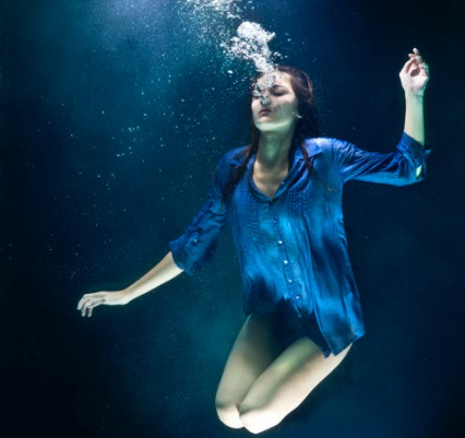 물에 빠지는 꿈 해몽