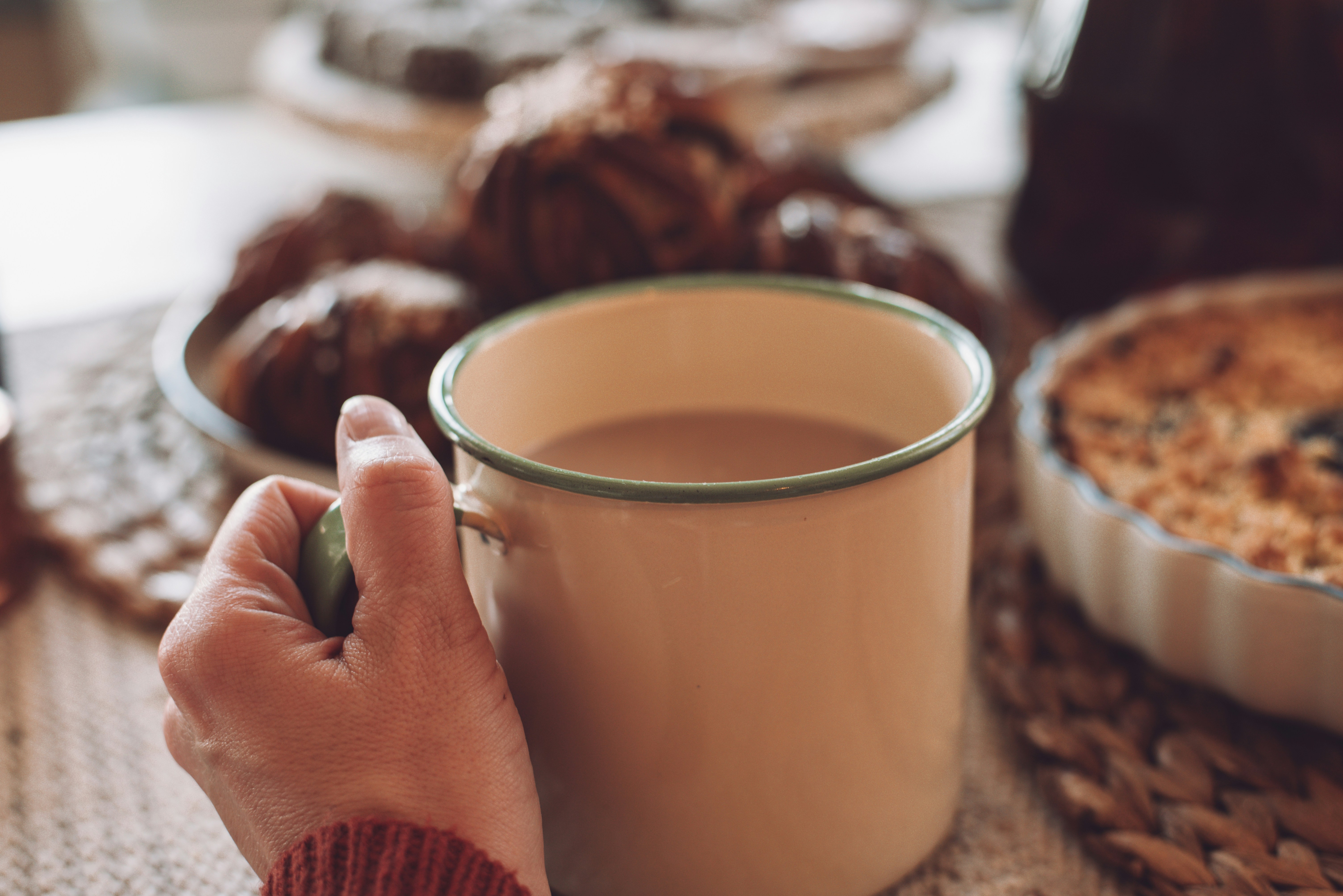 저녁 식사 후 따뜻한 차를 마시는 장면 관련 사진
