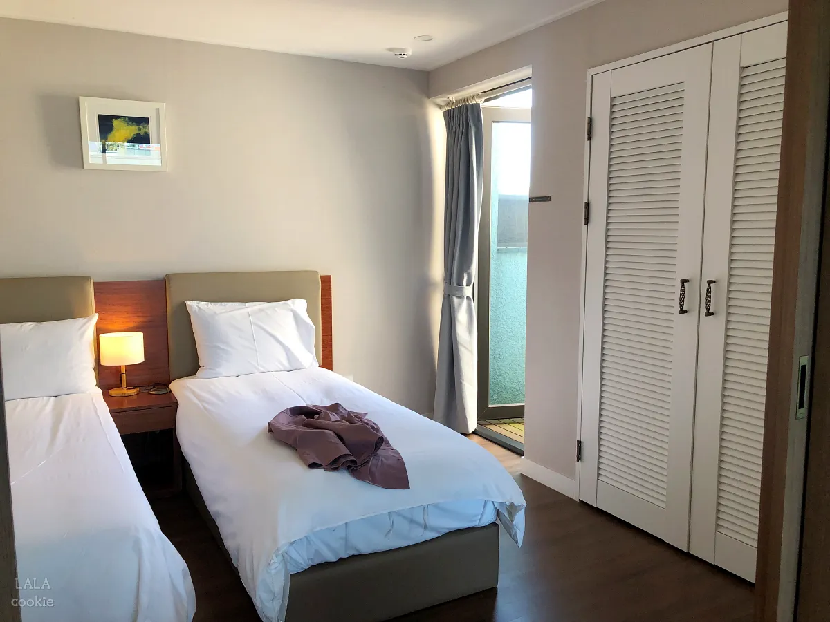 제주도-동쪽-가성비-숙소-아르츠-스파-앤-풀빌라-침실-옷장