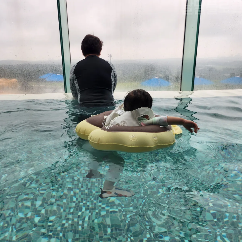 강원도-고성-가족여행-소노펠리체-빌리지-델피노-오션플레이-아기-수영-스윔비-튜브
