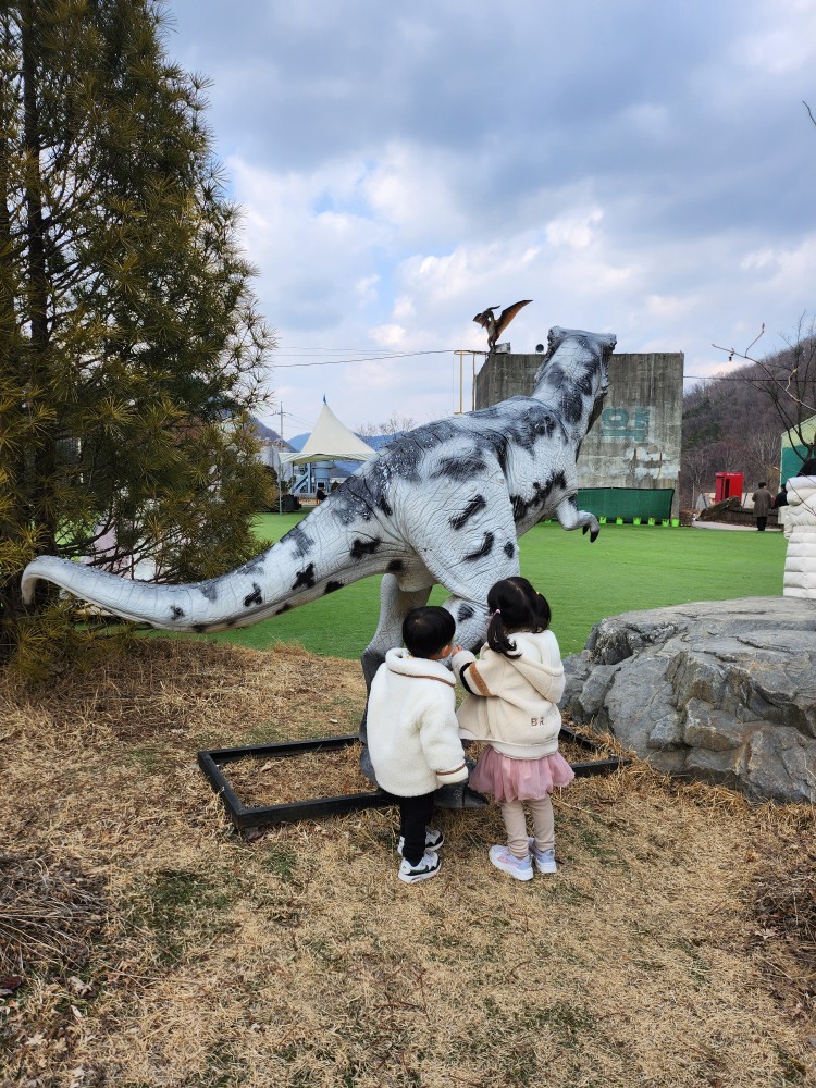 공룡을 구경하는 아이