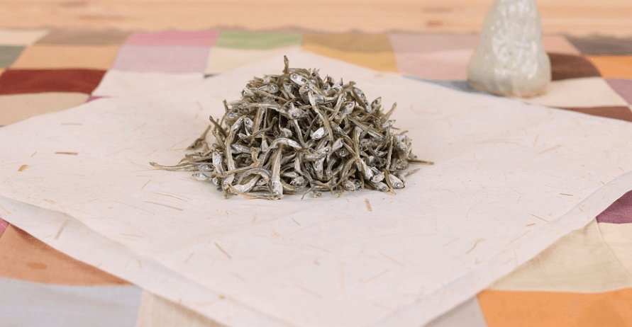 마른 멸치를 모아 두었다