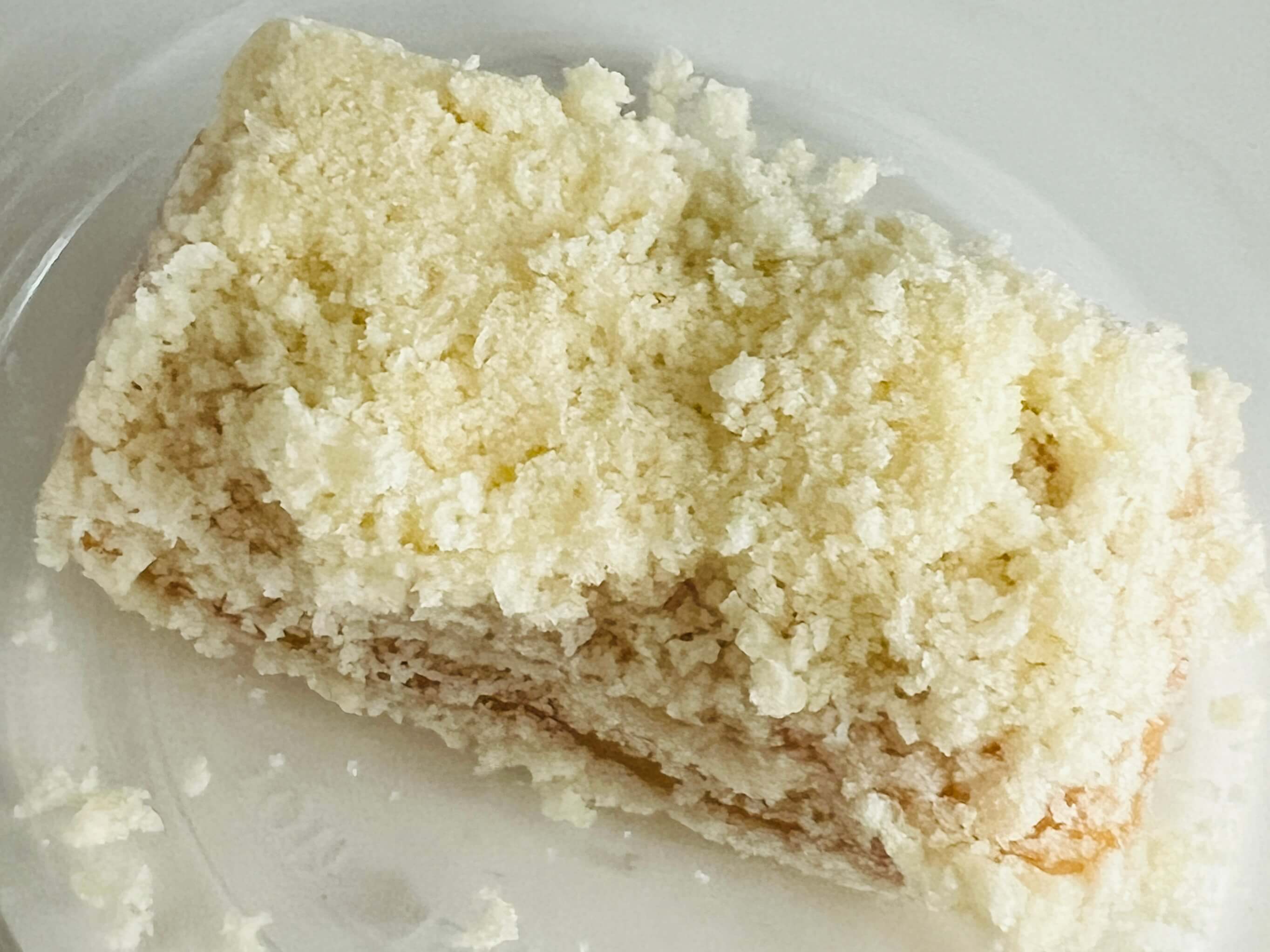 창억떡 호박인절미 위에서 봤을 때 카스테라 고물이 많이 묻어 있는 모습