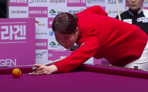스롱 피아비 오수정 결승전 - 오수정 당구선수가 자신의 당구큐대로 샷을하는 모습