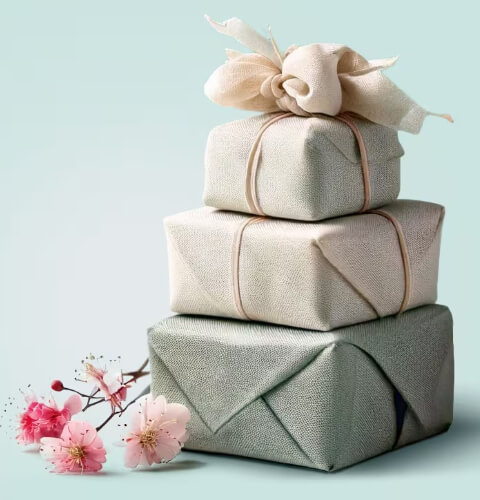 차곡차곡 쌓여있는 선물세트와 꽃