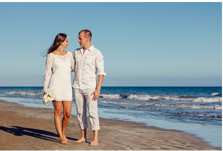 부부가 바닷가 산책하는 사진