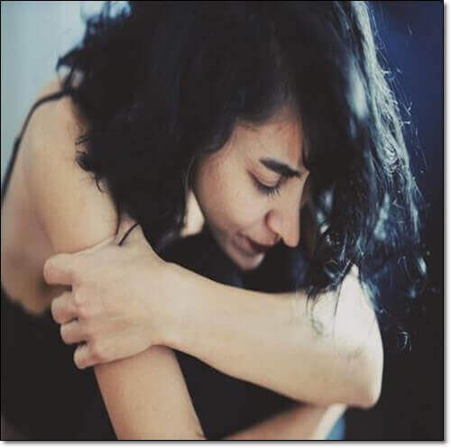 심한 복통이 있는 셀리악병 여성 환자