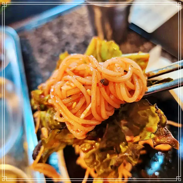 생방송투데이 고양 일산 동구 대형 철판 흑돼지 삼겹살, 묵은지 구이 맛집
